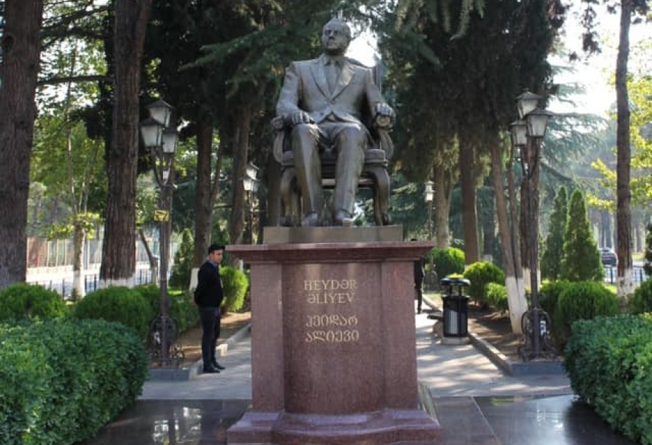 Azərbaycanın Dövlət Müstəqilliyi Günü ilə əlaqədar ulu öndər Heydər Əliyevin Tbilisidəki abidəsi ziyarət olunub