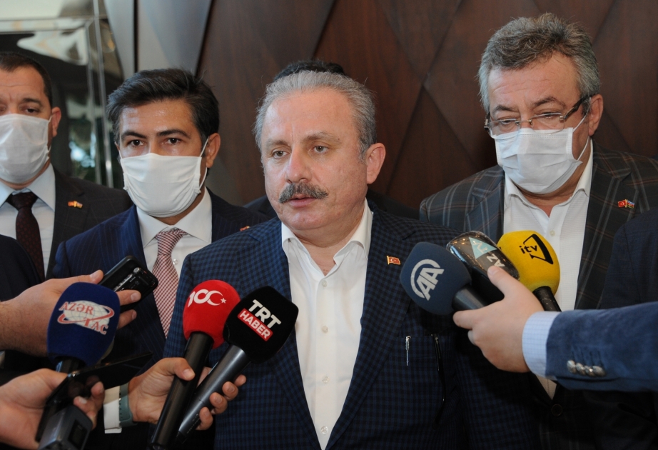 El presidente de la Gran Asamblea Nacional de Turquía, Mustafa Shentop, llega a Azerbaiyán para una visita oficial