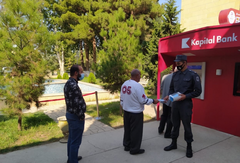 Goranboyda polis əməkdaşları sakinlərə tibbi maska paylayıblar