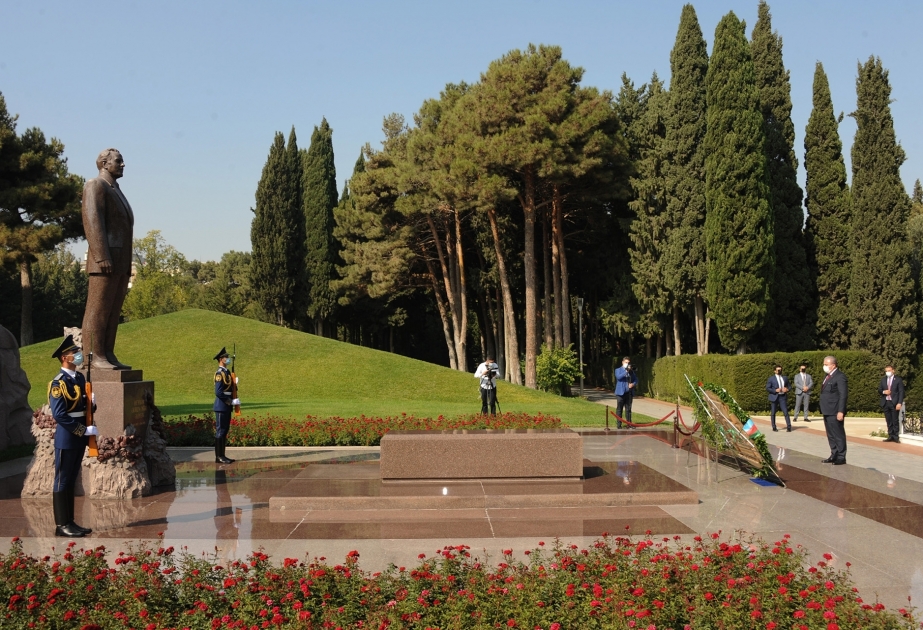 El presidente de la Gran Asamblea Nacional Turca visitó la tumba del gran líder Heydar Aliyev y el Callejón de Mártires