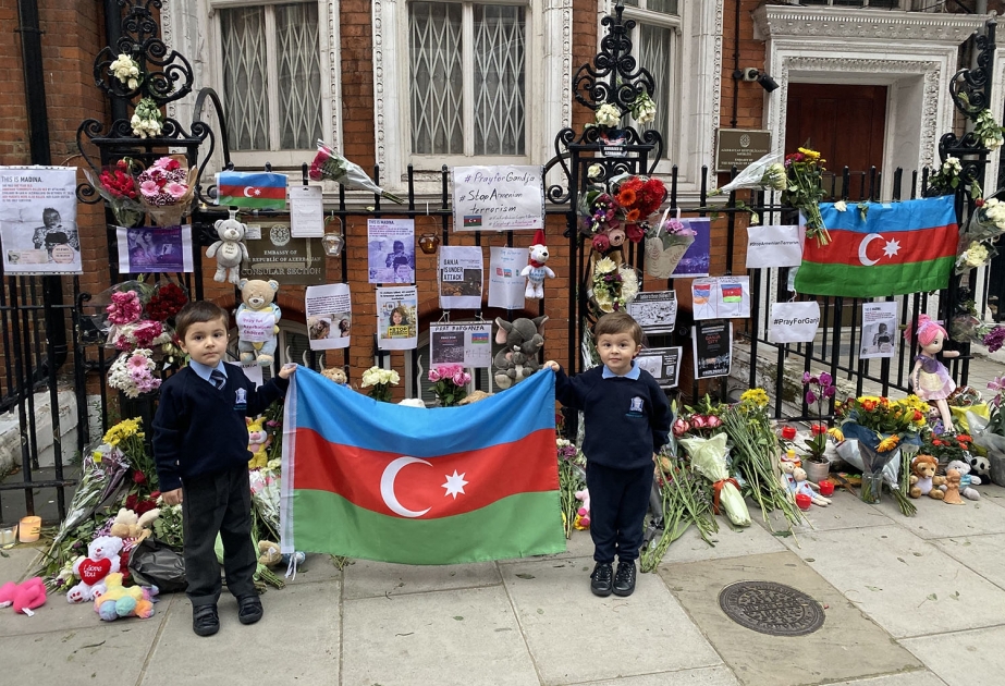 Azərbaycanın Böyük Britaniya səfirliyinin binası önündə Gəncə hadisələrini əks etdirən xatirə guşəsi yaradılıb