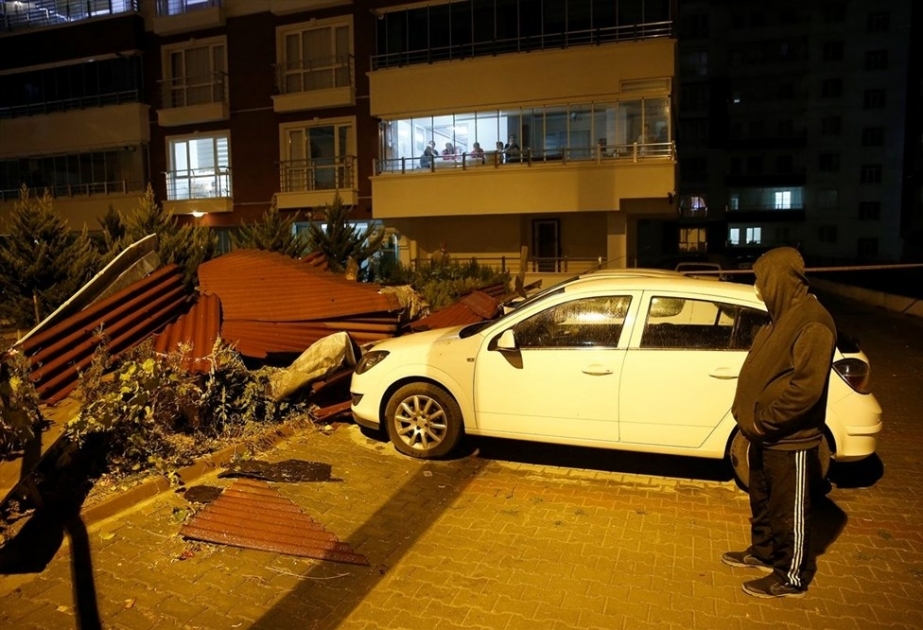 Ankarada əlverişsiz hava və güclü yağıntı böyük problemlər yaradıb