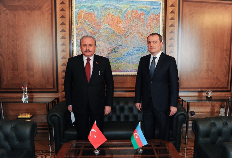 Aserbaidschans Außenminister trifft mit Mustafa Sentop VIDEO