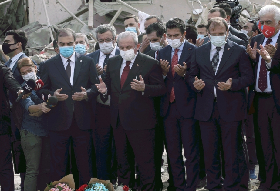 Türkische Delegation besucht Ganja, um armenischen Vandalismus mit ihren eigenen Augen zu sehen VIDEO