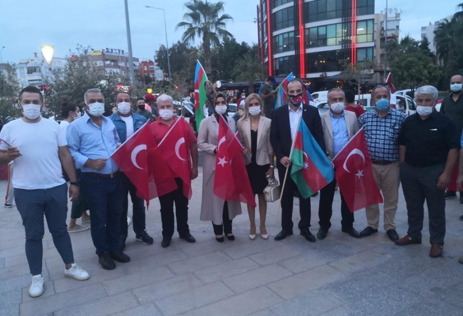 Antalyada Gəncə terroruna etiraz olaraq aksiya keçirilib