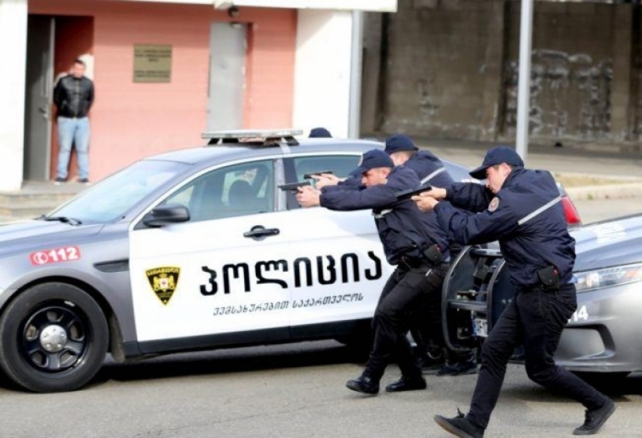 Gürcüstanda insanları girov götürən silahlı şəxs polisə təslim olub