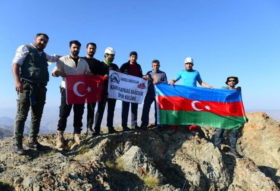Azərbaycan və Türkiyə bayraqları İğdırın Rağbət dağının zirvəsində ucaldılıb