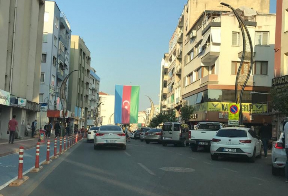 İzmirin mərkəzində Azərbaycan bayrağı dalğalanır