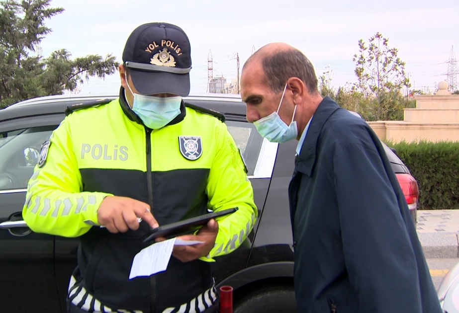 Sumqayıtda yol polisləri sərnişin avtobuslarında tibbi maskadan istifadə etməyən şəxslərlə profilaktik söhbətlər aparıblar