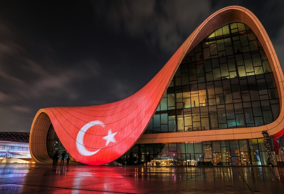 Heydər Əliyev Mərkəzinin binası və Bakı Olimpiya Stadionunun üzərinə Türkiyənin bayrağı videoproyeksiya olunub VİDEO