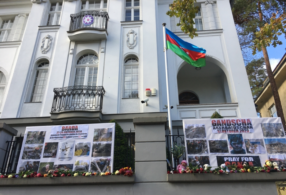 Azərbaycanın Berlindəki səfirliyinin qarşısında Bərdəyə raket hücumlarını əks etdirən fotostend quraşdırılıb