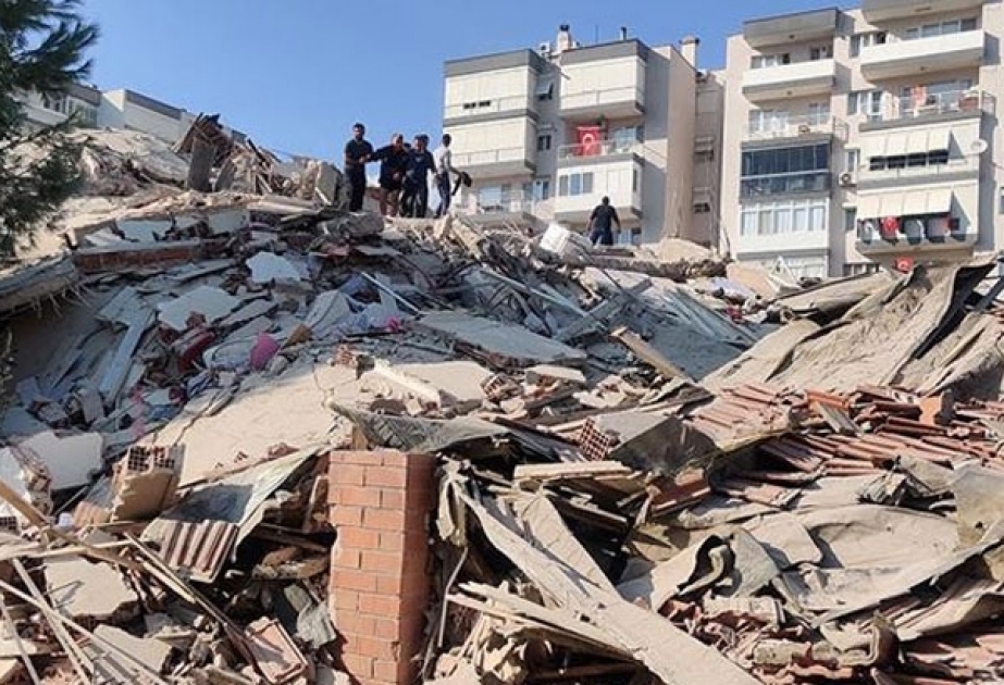 İzmirdə dağıntılar altından üç nəfər xilas edilib