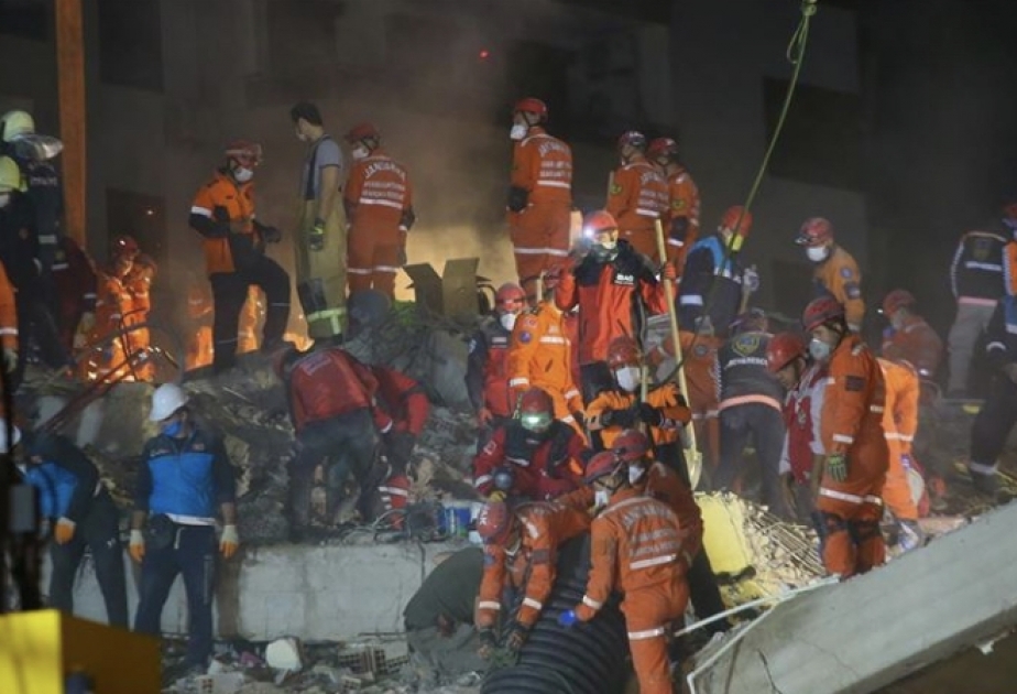 İzmirdə 42 saat sonra daha iki nəfər dağıntılar altından sağ çıxarılıb