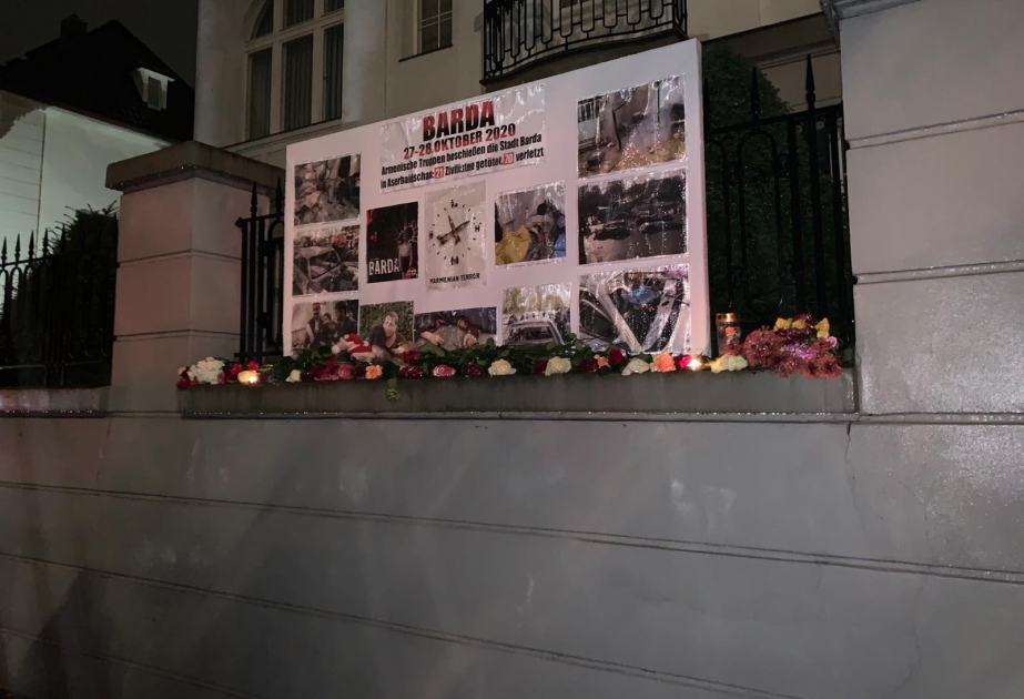Жители Берлина чтут память погибших при обстреле Арменией Барды