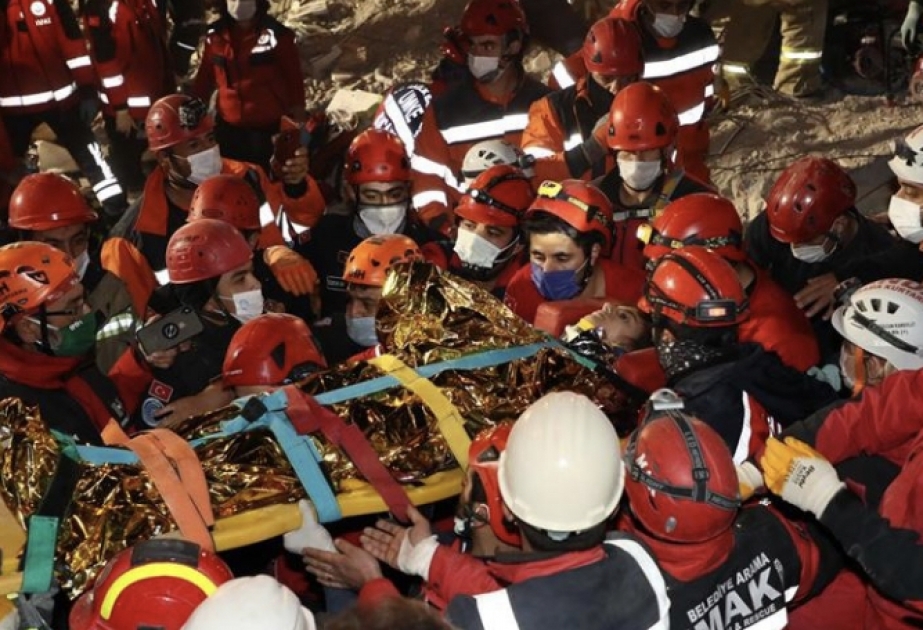 İzmirdə 3 yaşlı qız 65 saat sonra dağıntılar altından sağ çıxarılıb