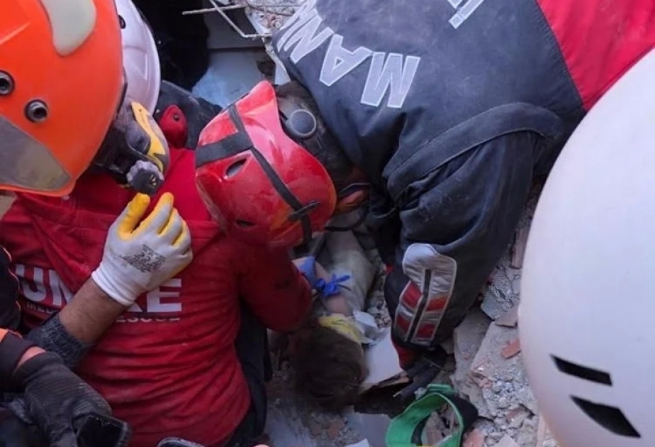 İzmirdə 91 saatdan sonra dağıntılar altından bir uşaq sağ çıxarılıb VİDEO