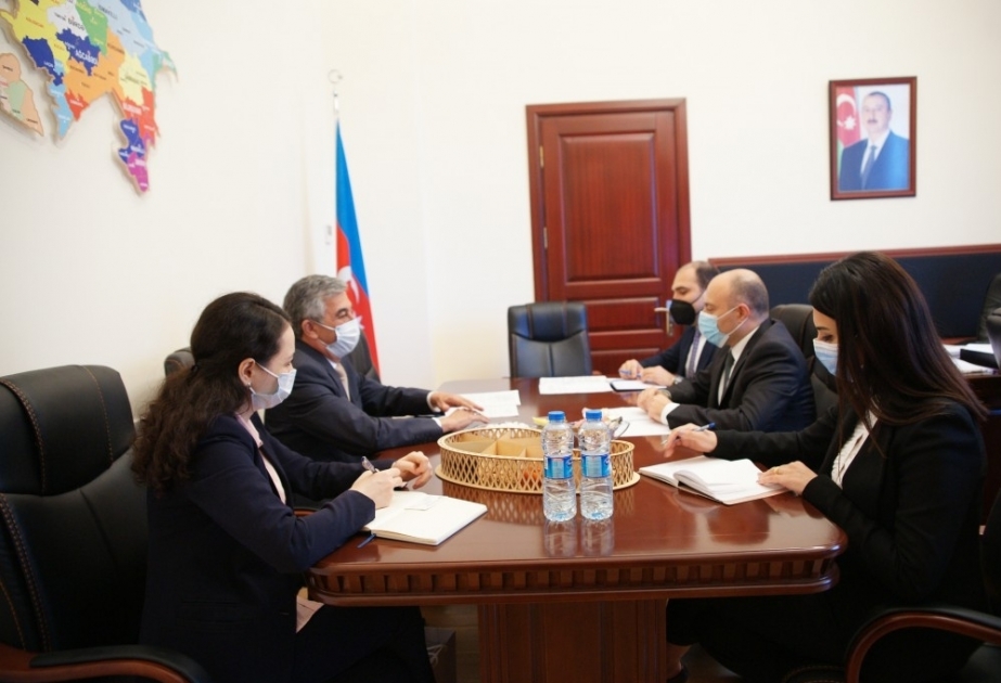 Azerbaiyán y Tayikistán examinan la cooperación cultural