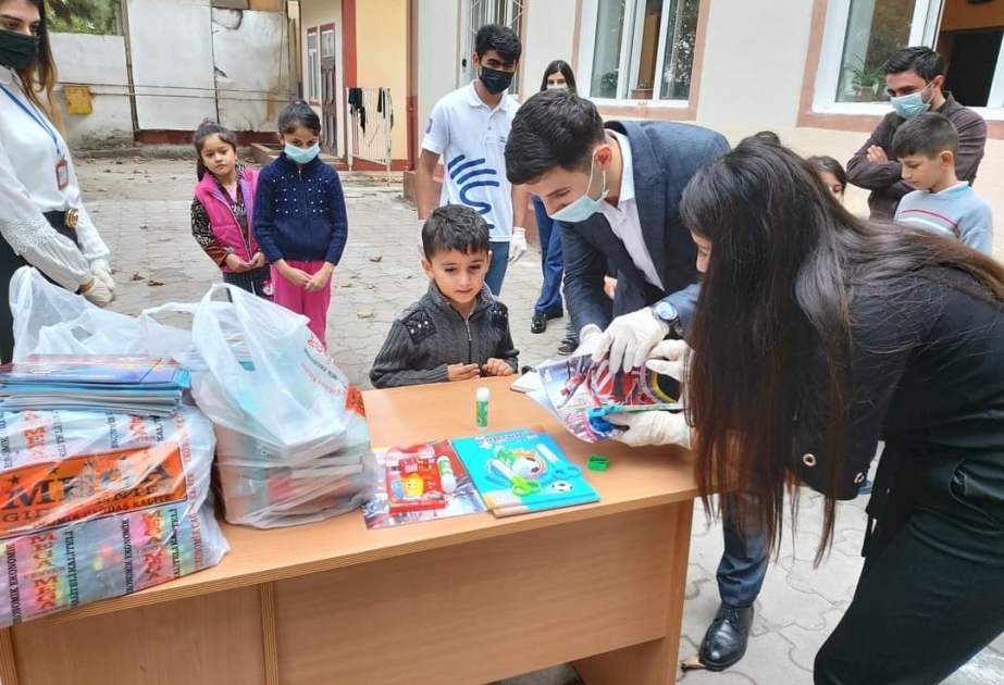 Könüllülər Ağcabədidə müharibədən zərər çəkən uşaqları sevindiriblər