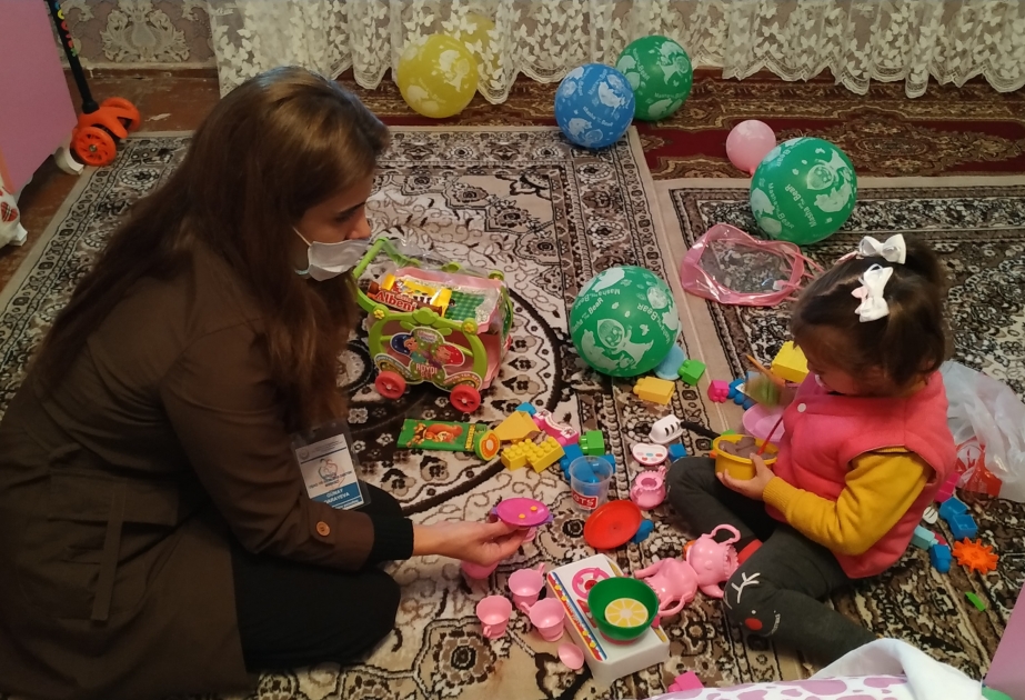 Сотрудники государственного комитета навестили малолетнюю Хадиджу, потерявшую родителей в результате произошедшего в Гяндже террора