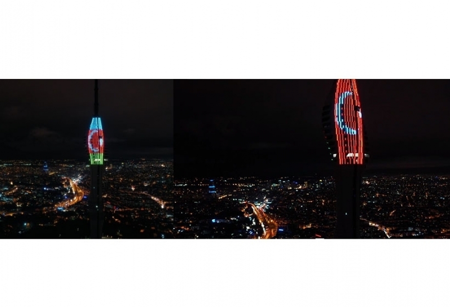 La torre Çamlıca se ilumina con los colores de las banderas de Azerbaiyán y Turquía