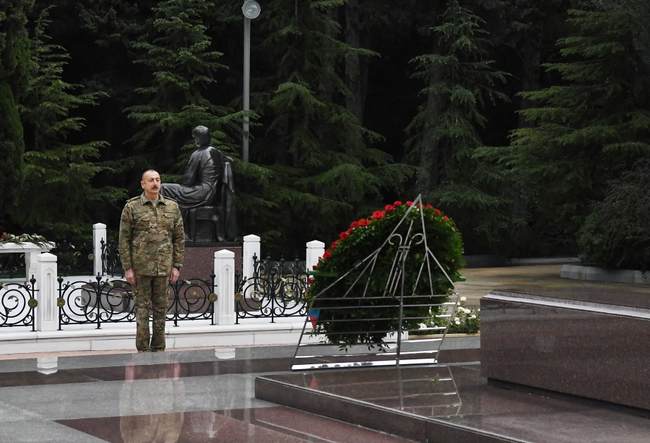 Президент Азербайджана Ильхам Алиев и первая леди Мехрибан Алиева посетили Аллею почетного захоронения и Шехидляр хиябаны Глава государства, Победоносный Верховный главнокомандующий обратился на Шехидляр хиябаны к азербайджанскому народу ОБНОВЛЕНО ВИДЕО