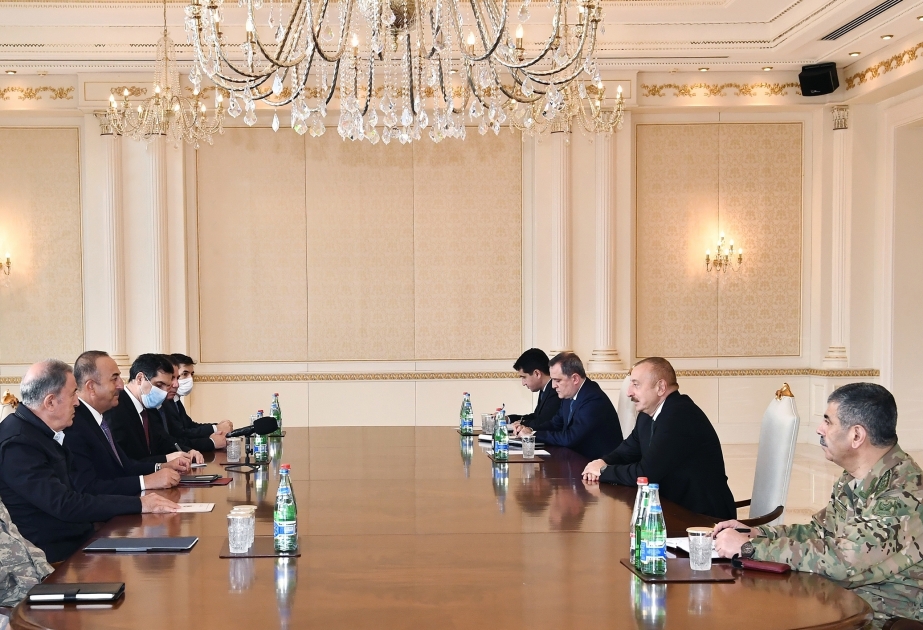 Le président Ilham Aliyev reçoit les ministres turcs des Affaires étrangères et de la Défense nationale VIDEO