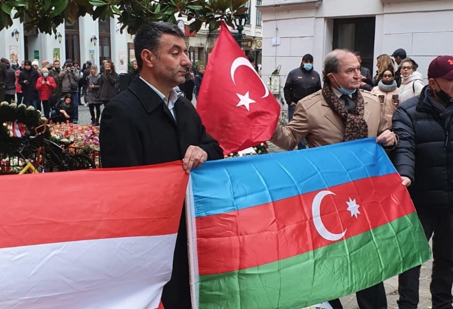 Avstriyadakı Azərbaycan və türk icması Vyana terroru qurbanlarının xatirəsini anıblar