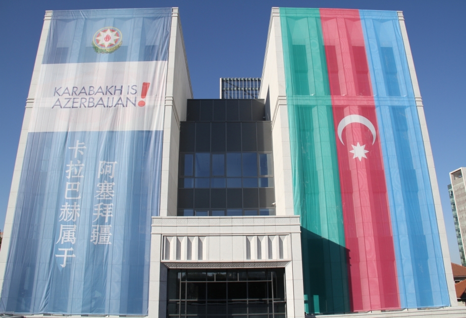 Pekində Azərbaycan səfirliyinin binası üzərində iri dövlət bayrağımız asılıb VİDEO