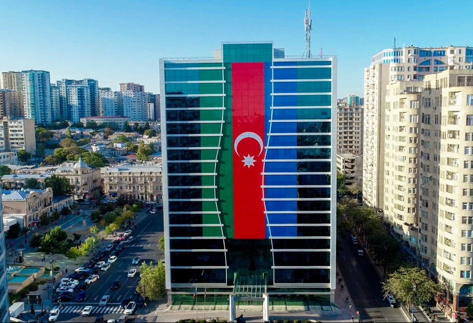 Dövlət Bayrağı Günü və Qələbə ruhuna özəl bir görüntü: Nazirlik bayrağa bürünüb