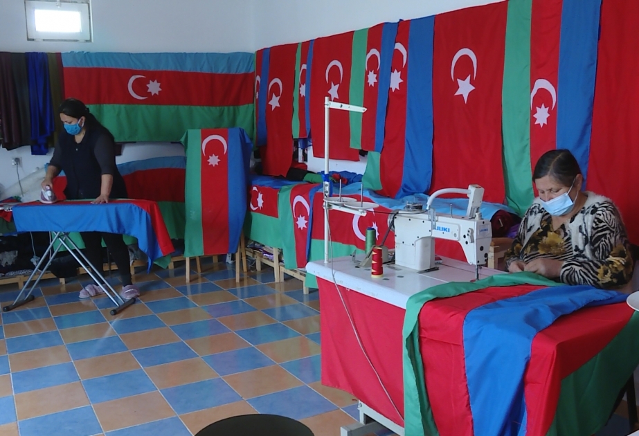 Tovuzda ana və qızı gündə onlarla bayraq tikərək sakinlərə təmənnasız paylayır FOTO VİDEO