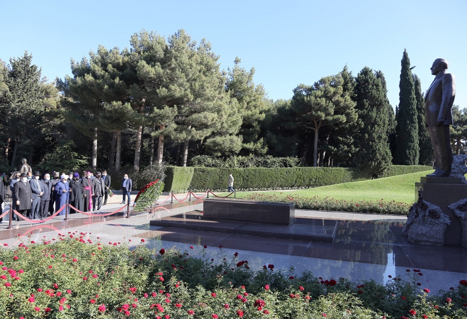 Azərbaycandakı dini konfessiyaların rəhbərləri ulu öndər Heydər Əliyevin məzarını və Şəhidlər xiyabanını ziyarət ediblər