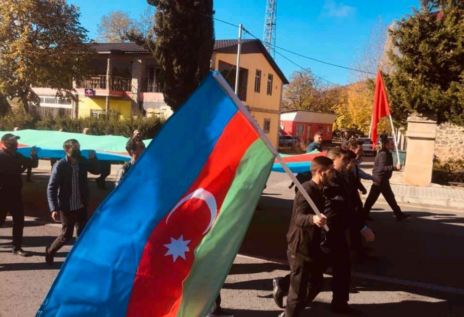 Üçrəngli, ay-ulduzlu bayrağımız milli qürurumuzdur