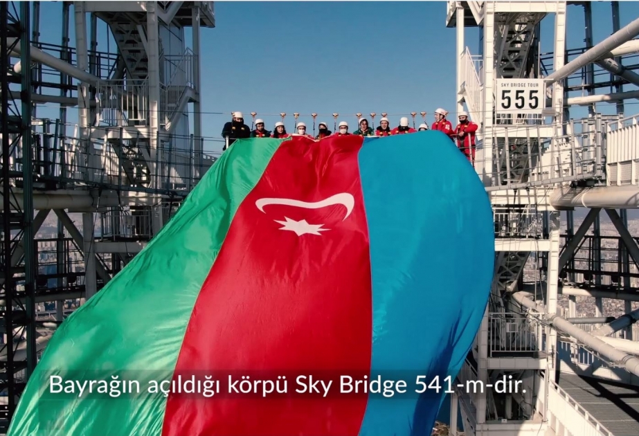 Azərbaycanın dövlət bayrağı dünyanın ən hündür beşinci göydələnində dalğalanıb VİDEO
