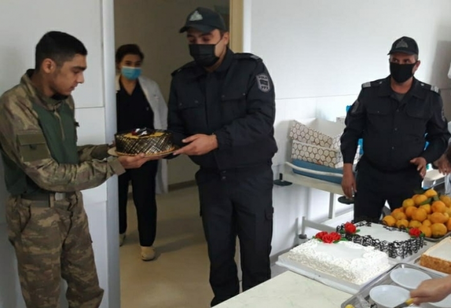Lənkəranın polis işçiləri yaralı əsgərlərə baş çəkiblər