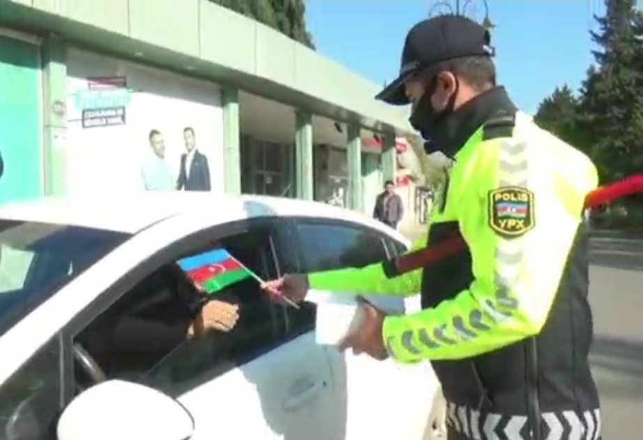 Cəlilabad polisi Dövlət Bayrağı Günü münasibətilə sürücülərə Azərbaycan bayraqları paylayıb