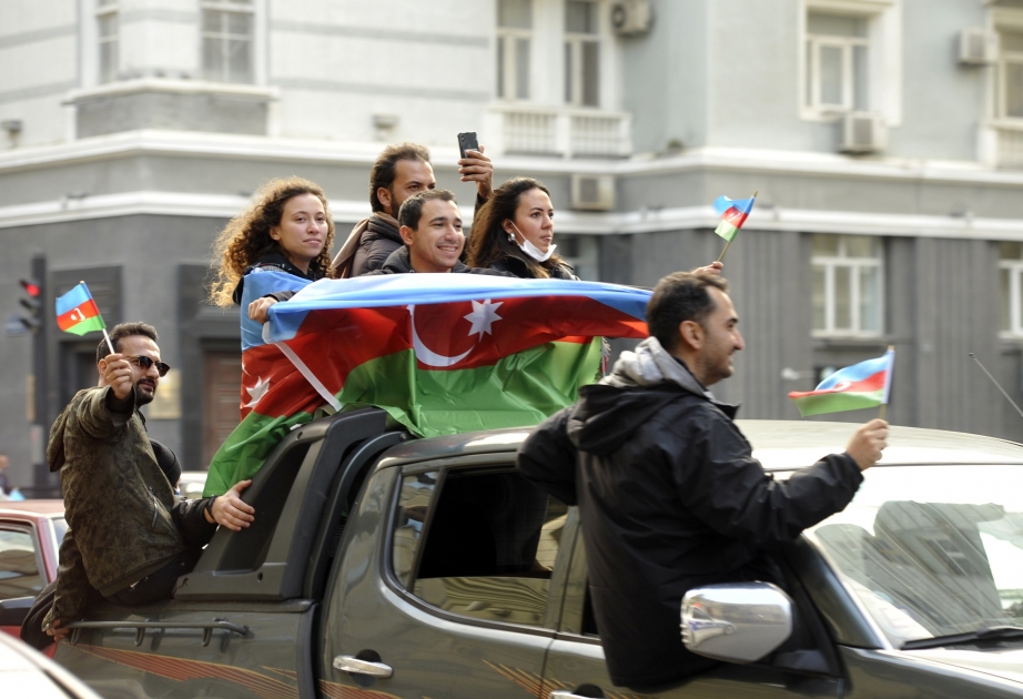 Tarixi zəfər: Bayraqlara bürünən Bakı dəniz kimi dalğalanır -  FOTOSESSİYA