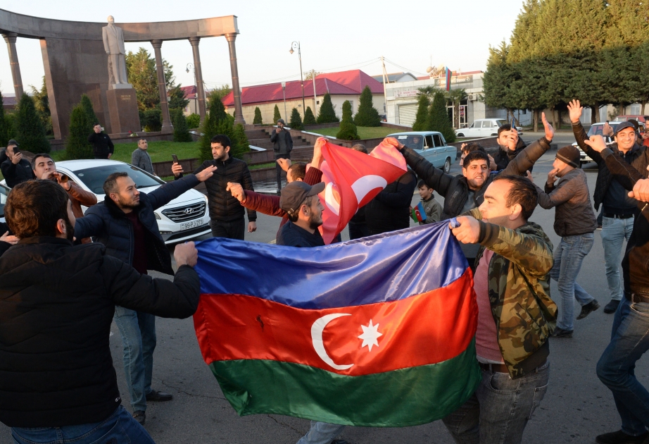 Şanlı Qələbənin sevinci: Şəmkirlilər tarixi zəfəri qeyd edirlər FOTO