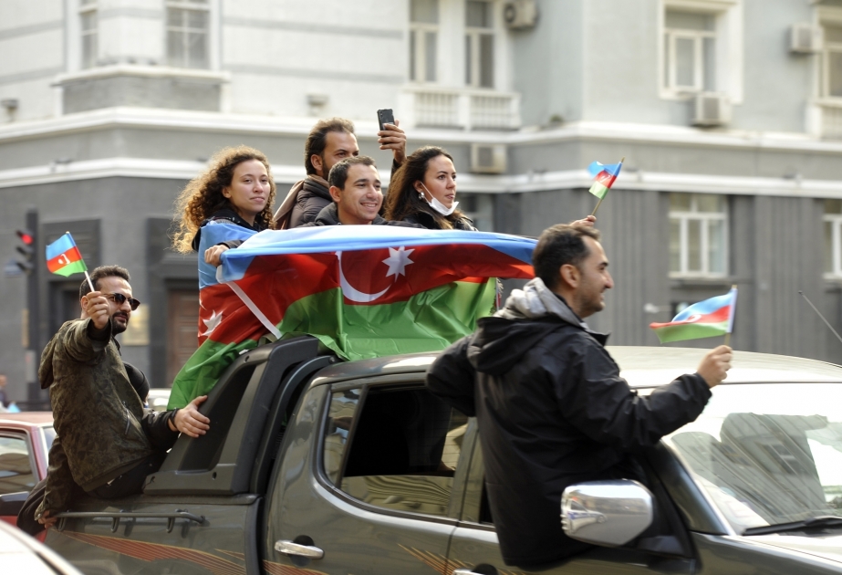 Victoire historique : les rues de Bakou couvertes de drapeaux