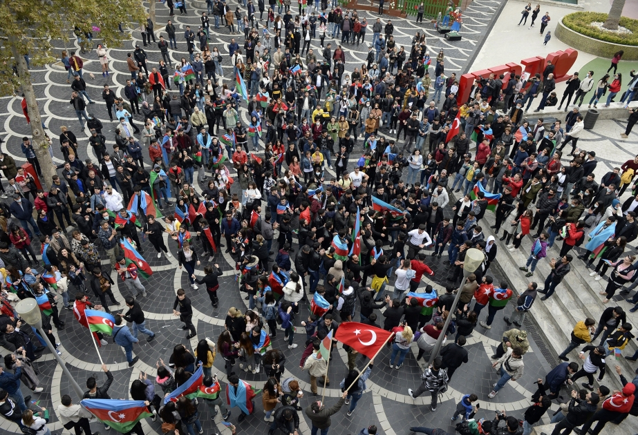 Paytaxtımızda yaşanan bayram şənliyinin fotoobyektivdə əks olunmuş anları - FOTOSESSİYA