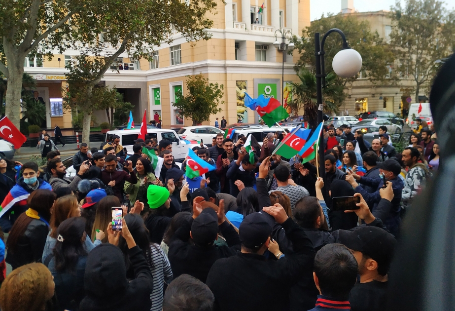 Şənlik edən Bakının bir anı – FOTO VİDEO