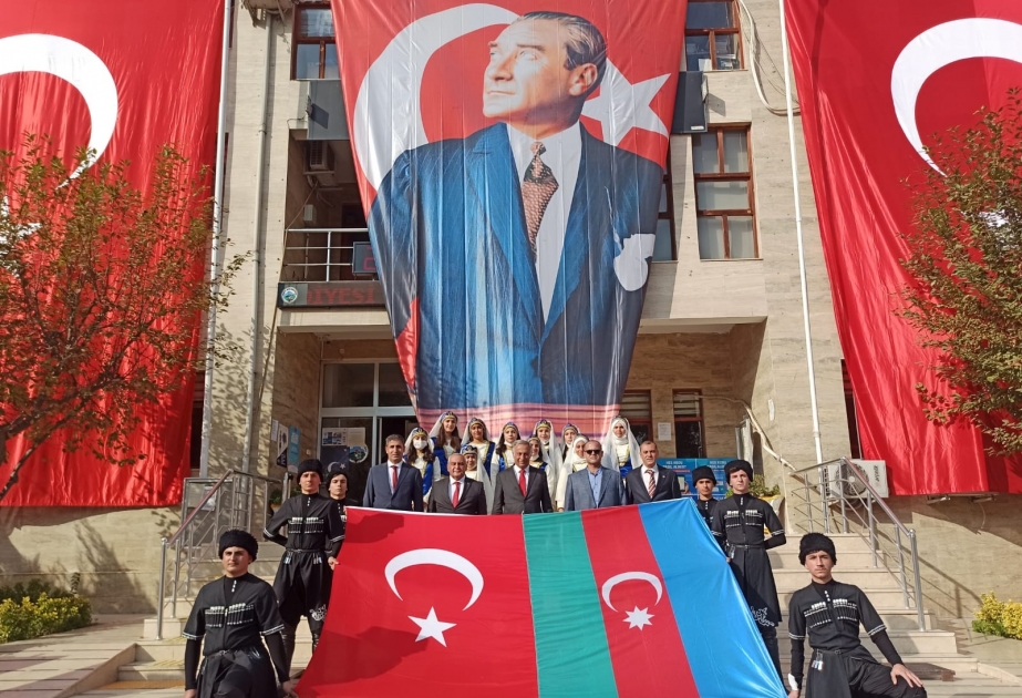 Üçrəngli Azərbaycan bayrağı qardaş Türkiyənin ən gözəl məkanlarında -  FOTOREPORTAJ