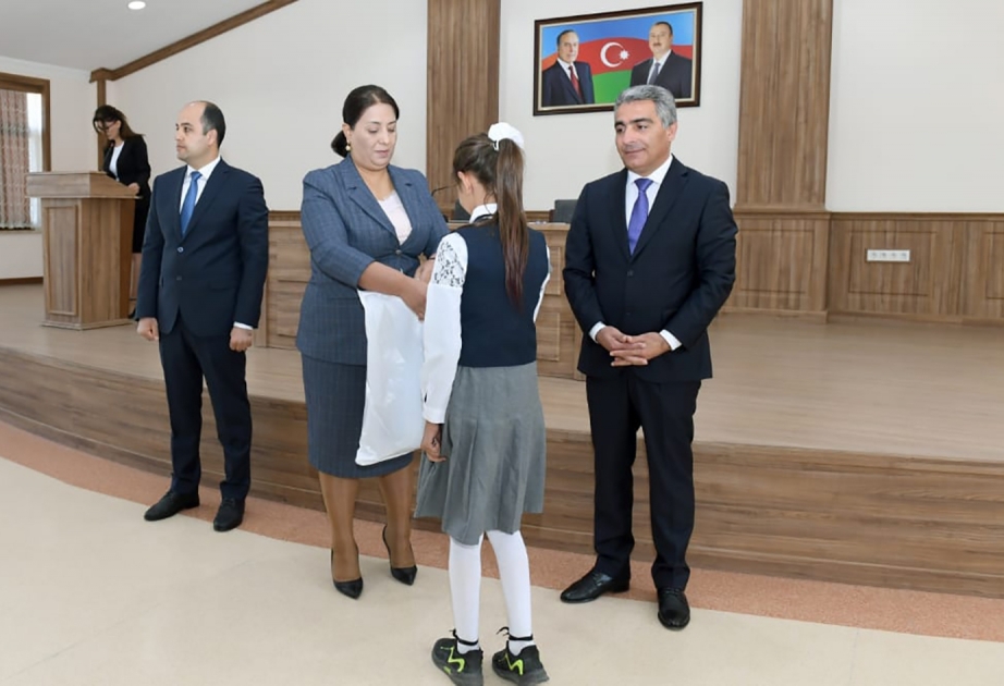 Naxçıvanda sosial qayğıya ehtiyacı olan şagirdlərə qış geyimləri verilib