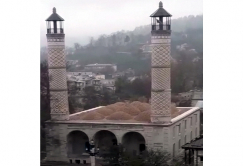 Aserbaidschanische Soldaten beten in der Sсhusсha-Moschee VIDEO