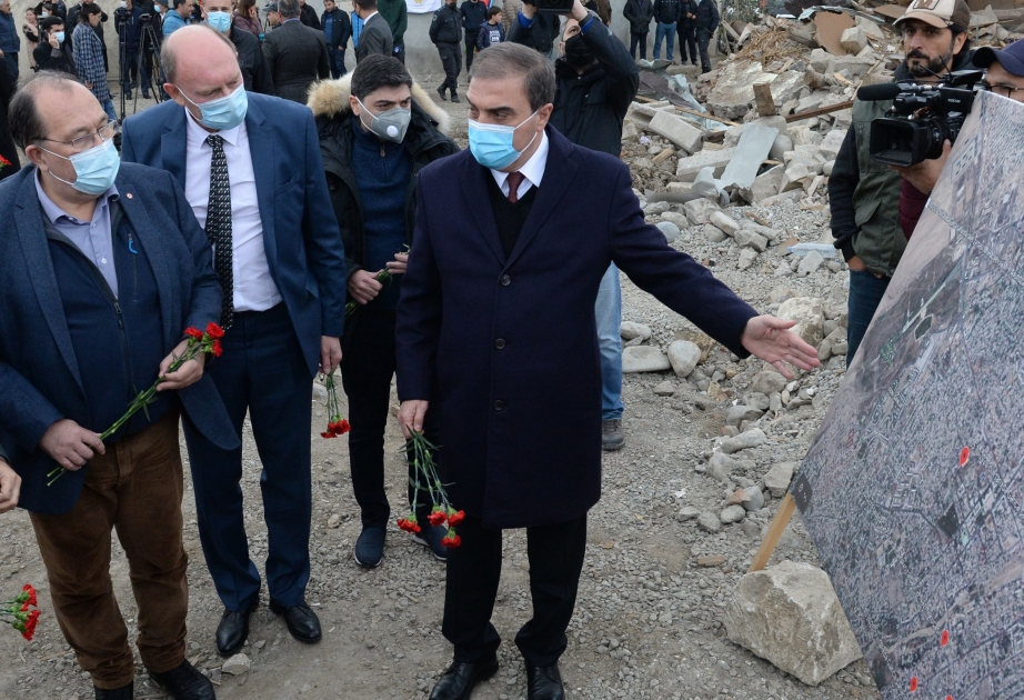 Französische Parlamentarier machen sich in Ganja mit Spuren armenischer Kriegsverbrechen vertraut