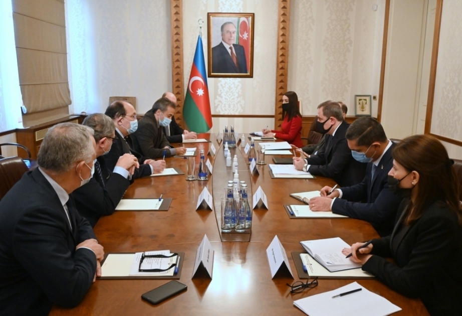 Canciller de Azerbaiyán se reúne con miembros de la Asamblea Nacional de Francia