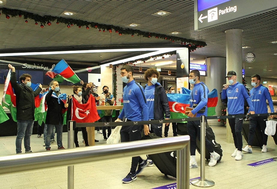 L’équipe d’Azerbaïdjan de football accueillie par ses supporteurs au Luxembourg