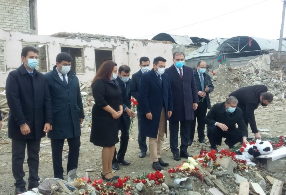 La delegación del Foro Juvenil de la OCI visita las escenas del crimen de los ataques con misiles de las fuerzas armadas armenias en la ciudad de Gandjá