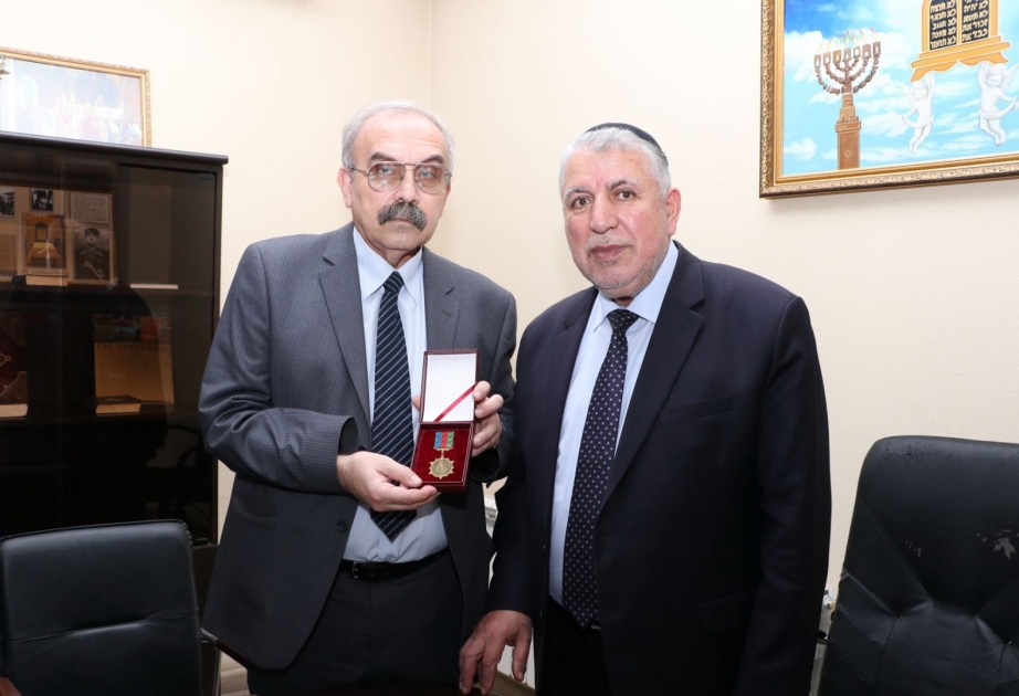 Заслуженный деятель искусств Джалал Аббасов награжден орденом Национального героя Альберта Агарунова