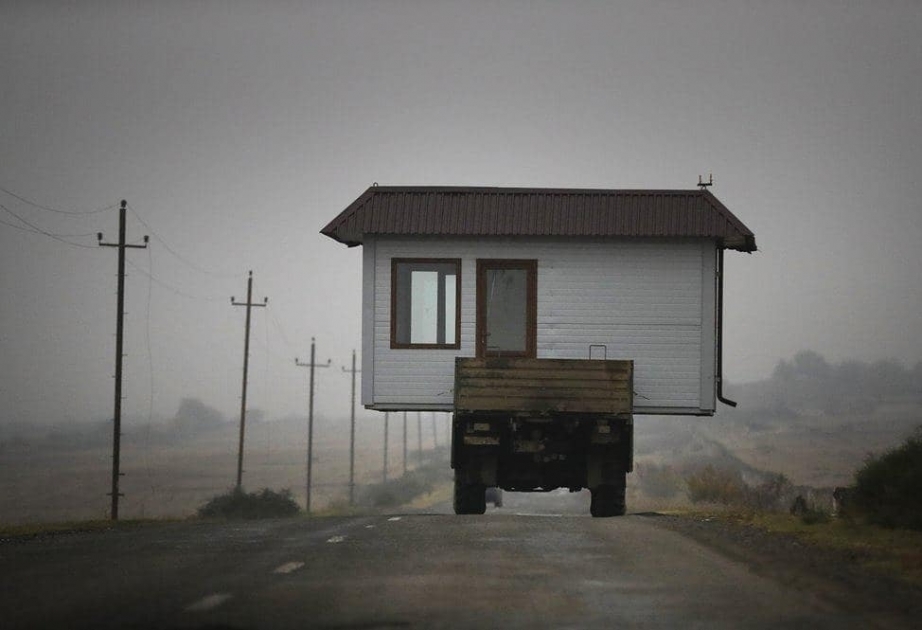 Gipfel der Frechheit: Armenier laden sogar Haus auf Lastwagen