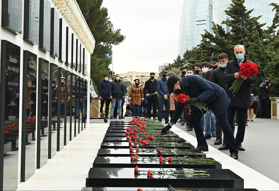 Təhsil işçiləri Fəxri xiyabanı və Şəhidlər xiyabanını ziyarət ediblər